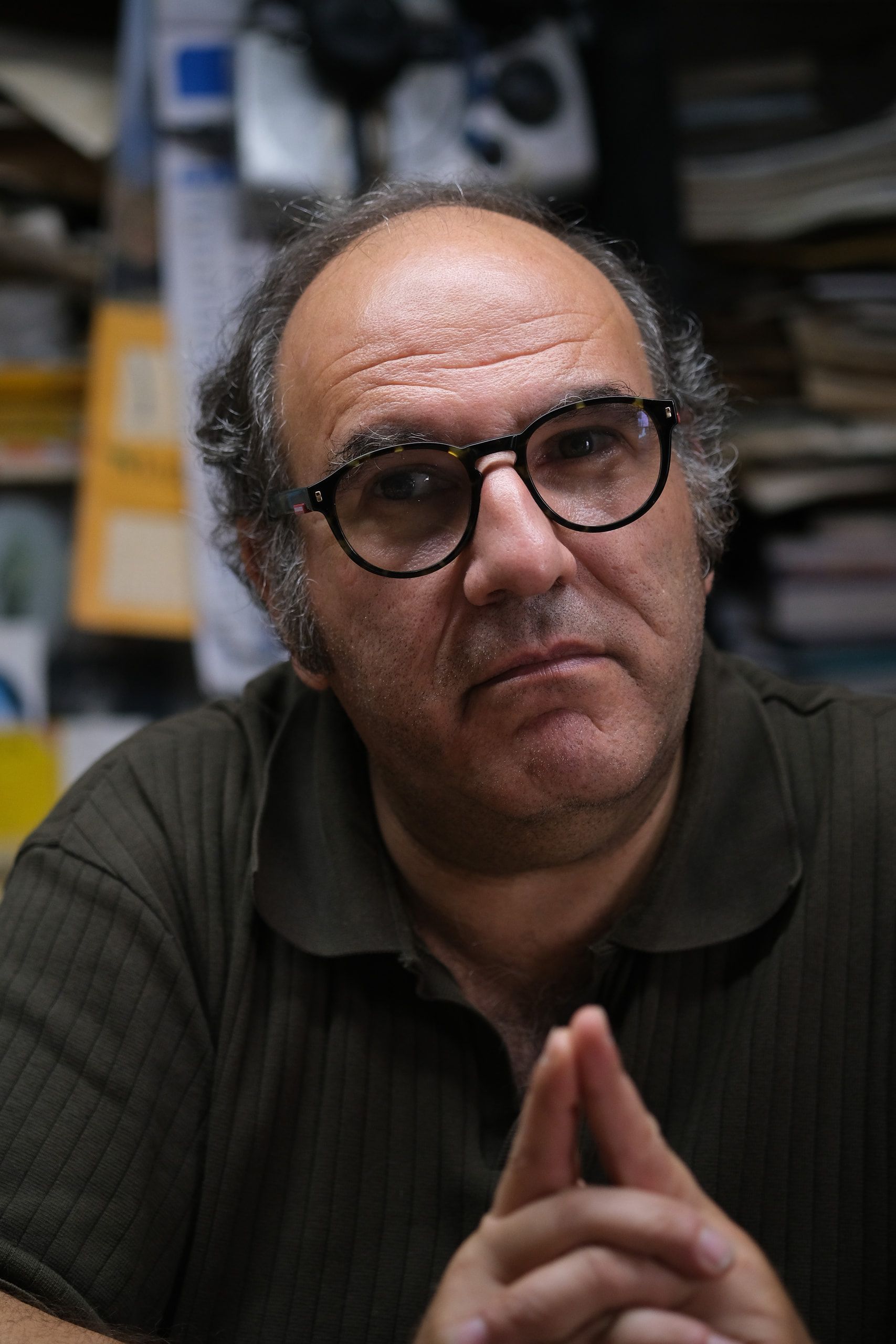 Michele Ducato guarda verso l'obiettivo con le mani giunte sotto il mento