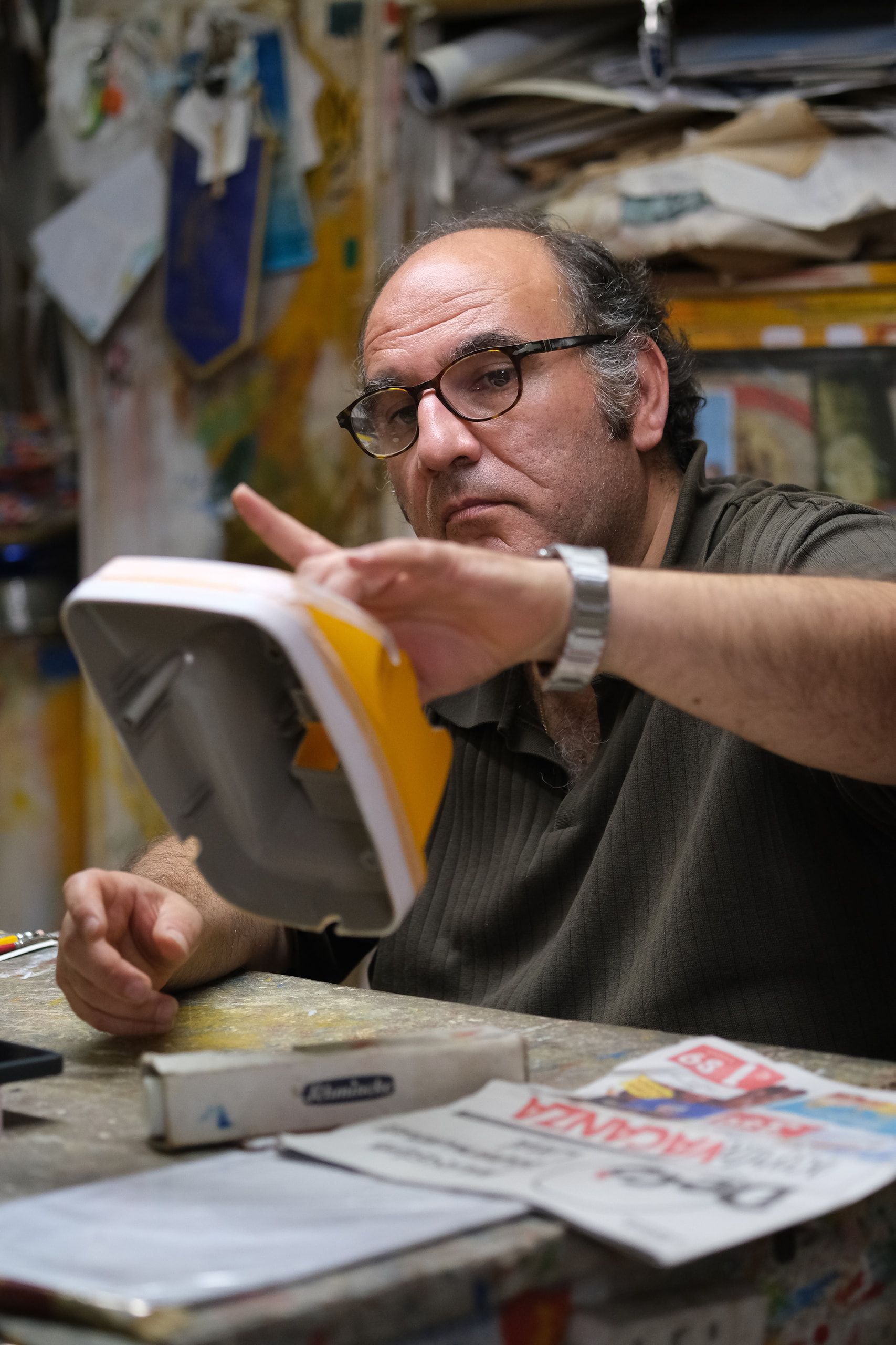 Michele Ducato tiene sollevato l'oggetto in lavorazione e lo osserva da vicino